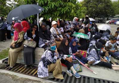 Para guru dan Pengawas sekolah se-Kota Pekanbaru melakukan aksi demo.