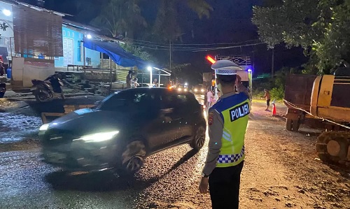 Petugas Polantas mengatur lalu lintas di Jalan Lintas Sumbar-Riau, Manggilang yang sempat longsor.(foto: padek.jawapos.com)