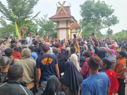 Aksi APDK-P di Kantor Bupati Pelalawan.(foto: andi/halloriau.com)