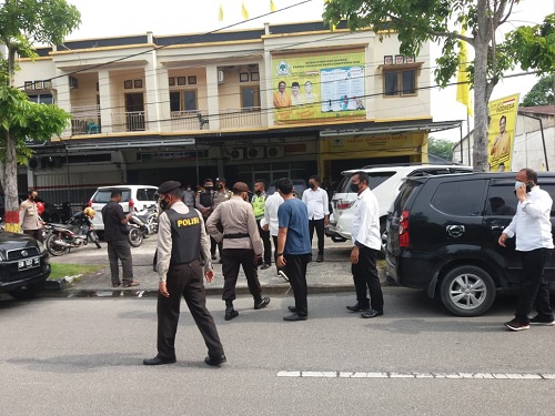 Polisi berjaga di kantor DPD II Partai Golkar Siak tempat berlangsungnya pleno.