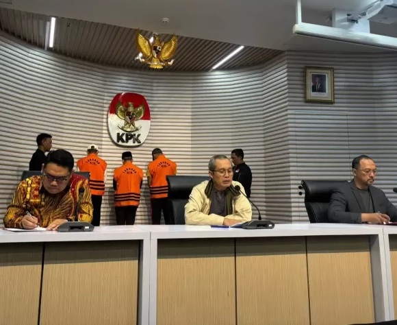 KPK menetapkan Gubernur Bengkulu Rohidin Mersyah tersangka kasus dugaan korupsi berupa pemerasan dan gratifikasi. Rohidin Mersyah mengancam mencopot bawahannya jika tidak bersedia dimintai pungutan demi kepentingan Pilkada 2024.
