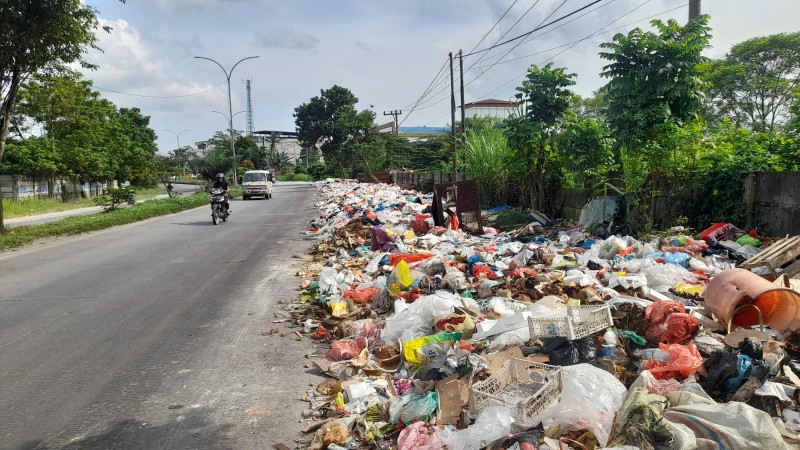 Sampah menumpuk di awal tahun 2025 meski PT EPP sudah ditunjuk pemenang lelang (foto/dini)