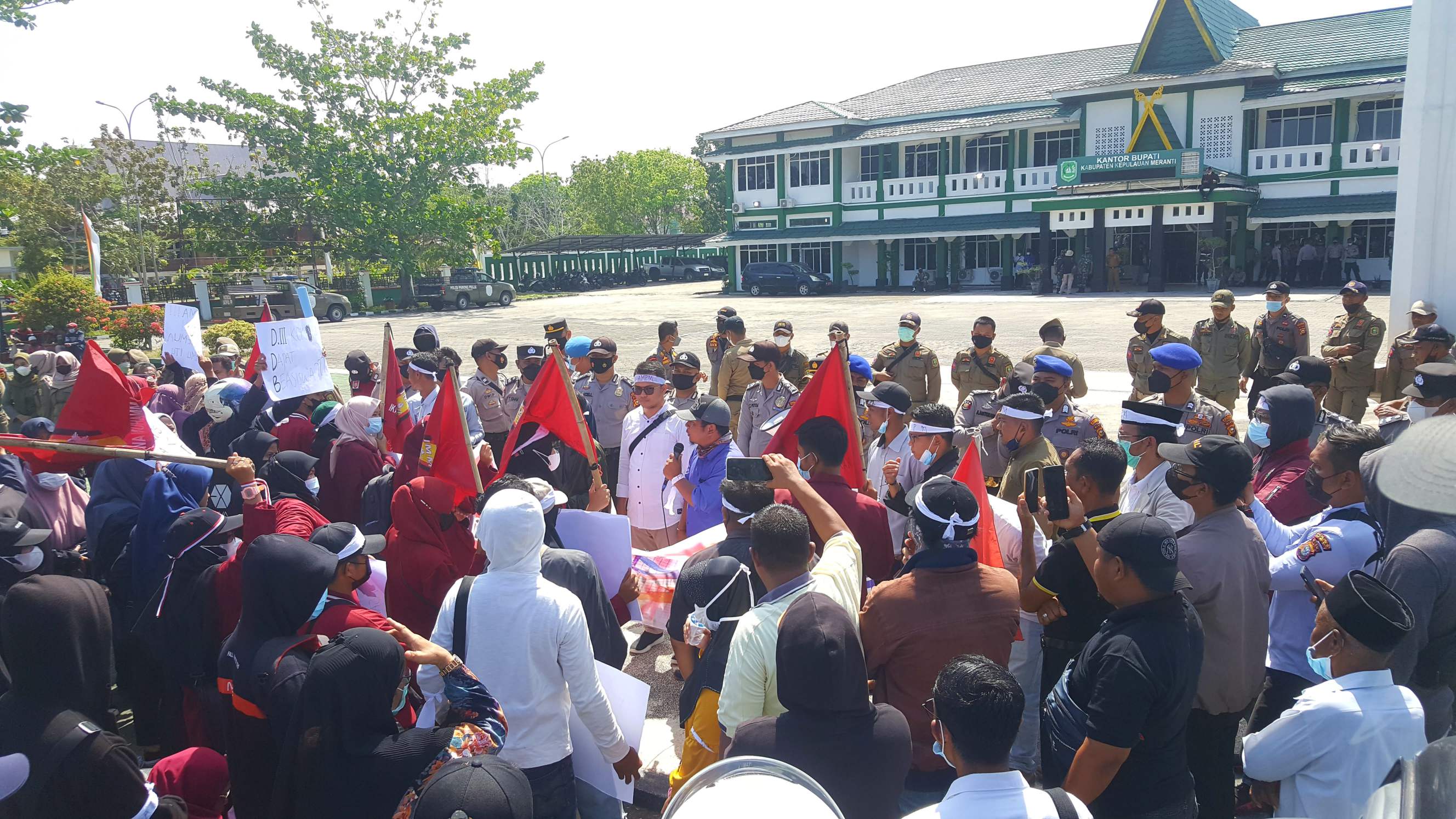 Massa aksi yang tergabung kedalam Aliansi Masyarakat Peduli Meranti (AMPM) berdemonstrasi di kantor Bupati