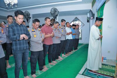 Suasana sholat ghaib Polres Inhil untuk mendoakan 3 personel Polda Lampung yang meninggal dunia. (Foto: Ayendra)