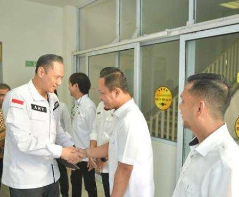 Menteri ATR/BPN yang juga Ketua Umum Demokrat AHY disambut kader utama Partai Demokrat di Pekanbaru saat lawatannya Jumat (31/5/2024).