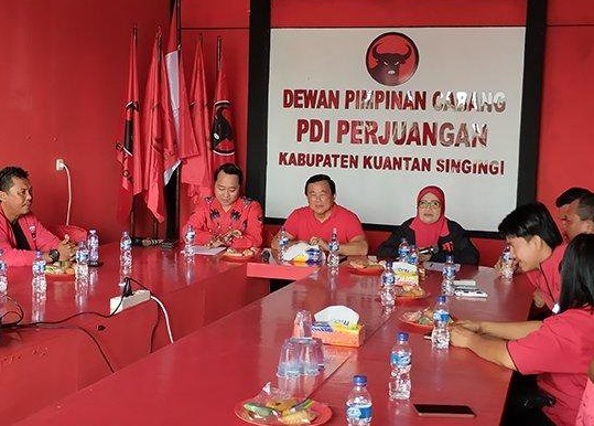 Ketua DPC PDI Perjuangan Kumpul kan PAC setelah menyatakan dirinya mundur dari bursa bakal Wabup untuk Suhardiman Amby, Selasa (9/7/2024). Kandidat Cabup Kuansing Halim mengajukan syarat bagi Suhardiman Amby jika Gerindra ingin berkoalisi dengan PDIP di Pilkada Kuansing 2024. 