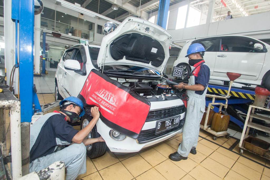 Servis kendaraan di bengkel Astra Daihatsu. Foto Int