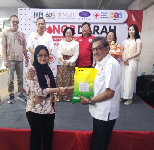 Wakil Ketua PMI cabang Pekanbaru, Kastalani Rahman secara simbolis menyerahkan buah tangan untuk pendonor (foto/ist)