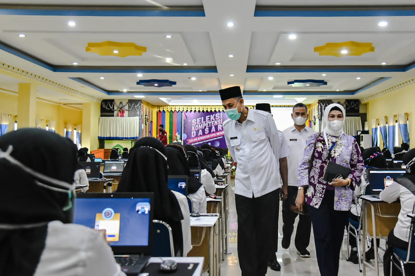 Walikota Dumai, Paisal saat meninjau pelaksanaan tes CPNS di Kampus STIA Lancang Kuning Dumau tahun lalu (foto/bambang)