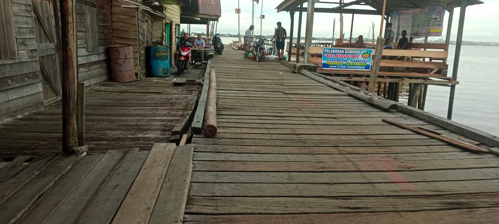 Jembatan dan dermaga pelabuhan Peranggas tampak bagus, namun kondisinya memprihatinkan 