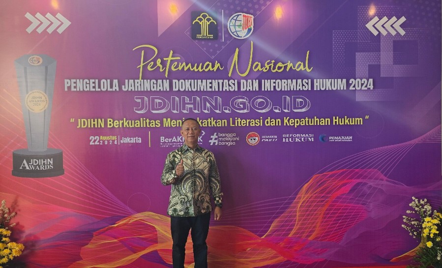 Rektor UIR, Prof Dr Syafrinaldi terima penghargaan dalam Pertemuan Nasional Pengelola JDIHN (foto/ist)