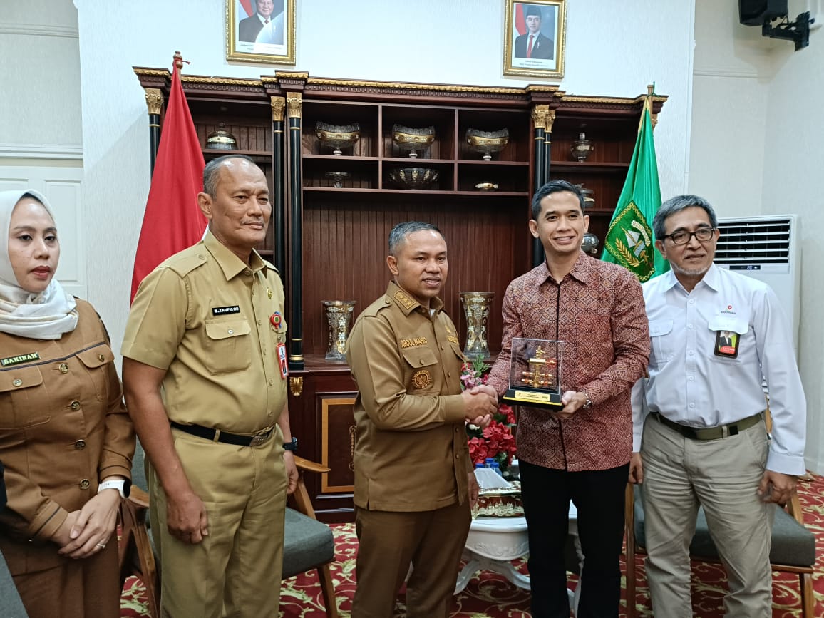 Wakil Direktur Utama EMP, Edoardus Ardianto didampingi Kepala SKK MIgas Sumbagut, CW Wicaksono menyerahkan momento kepada Gubernur Riau Abdul Wahid didampigi Pj Sekdaprov Riau, Taufik OH dan Pj Kepala Dinas ESDM Riau, Sakinah (foto/ist)