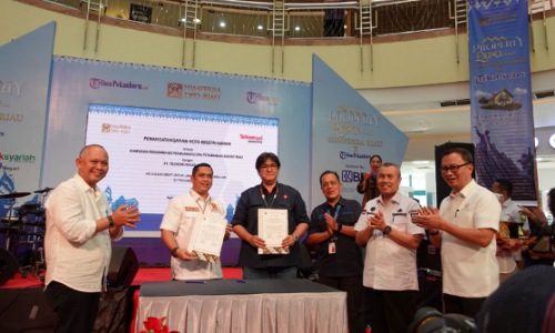 Penandatanganan Nota Kesepahaman antara Telkomsel dengan HIMPERRA DPD Riau terkait program ORBIT untuk layanan wifi perumahan di provinsi Riau. Diwakili oleh Vice President Area Account Management Telkomsel Samuel Pasaribu, Ketua DPD HIMPERRA Riau Donny Satria Putra, SE. dan disaksikan oleh Gubernur Provinsi Riau Drs. H. Syamsuar, M.Si.(foto: istimewa)