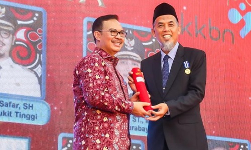 Walikota Dumai H. Paisal menerima penghargaan dari BKKBN RI dalam acara Gala Dinner Harganas ke-30 di Puri Agung, Rumah Dinas Gubernur Provinsi Sumatera Selatan, Selasa (4/7/2023).(foto: bambang/halloriau.com)