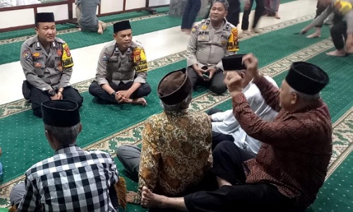 Bhabinkamtibmas Polsek Pekanbaru Kota bersama jamaah Masjid Assalam.(foto: istimewa)