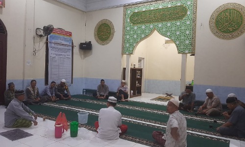 Kegiatan dialog Polsek Rumpes usai subuh berjamaah.(foto: istimewa)