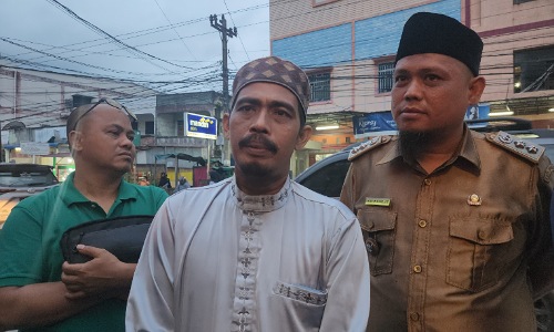 Ketua RT 16 Zulkifli didampingi Lurah Sukajadi, Mirwan Nuzul.(foto: bambang/halloriau.com)