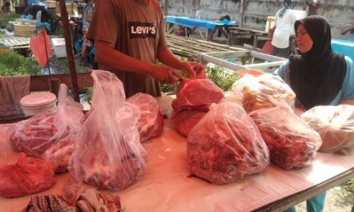 Seorang warga membeli daging sapi di Pasar Kaget Pahlawan Kerja, Pekanbaru.(foto: mimi/halloriau.com)