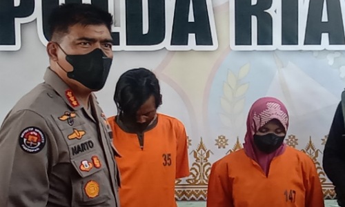 Kabid Humas Polda Riau Kombes Pol Sunarto bersama dua tersangka penganiaya bocah 10 tahun.(foto: bayu/halloriau.com)