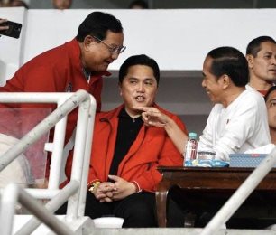 Presiden Jokowi berbincang-bincang dengan Prabowo dan Erick Thohir di laga Timnas Indonesia vs Argentina (foto/twitter)