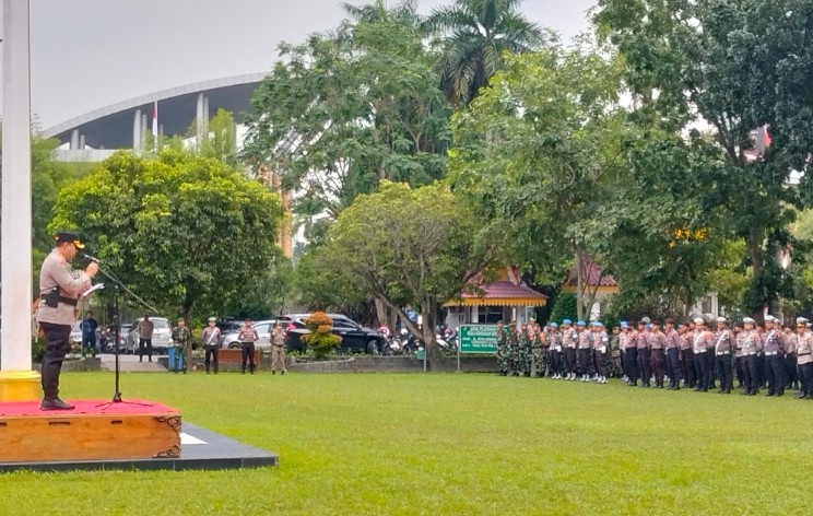 Kapolresta Pekanbaru, Kombes Pol Jeki pimpin apel gelar pasukan Ops Mantap Praja LK 2024 (foto/dini)