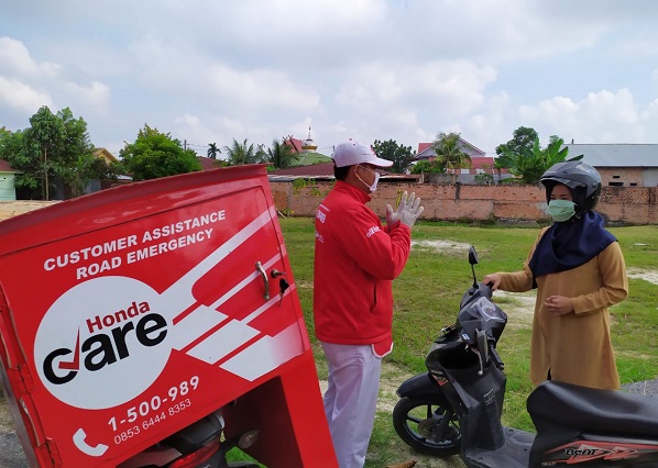 Mekanik Honda Care mendatangi konsumen yang membutuhkan pertolongan darurat di jalan