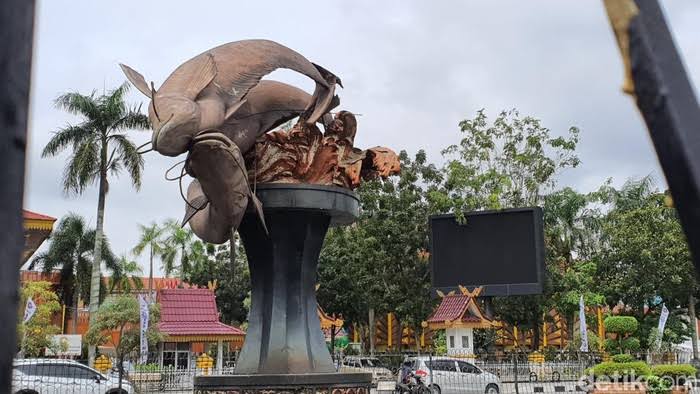 Tugu Ikan Selais Pekanbaru patah.(foto: int)