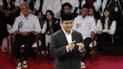 Anies Baswedan saat debat Capres di bersama Ganjar Pranowo dan Prabowo Subianto (foto/int)