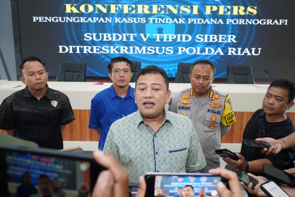 Tim Subdit V Ditreskrimsus Polda Riau  dipimpin Kompol Fajri (foto/int)