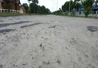 Jalan samping kantor bupati yang berlobang.