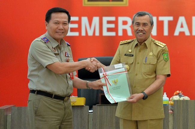 Kepala Kantor Wilayah (Kakanwil) Badan Pertanahan Nasional (BPN) Provinsi Riau, Syahrir bersama Gubernur Riau Syamsuar 