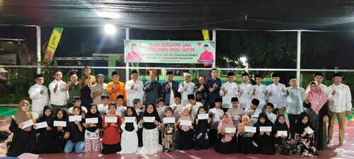 Keluarga besar SDN 006 Pangkalan Kerinci menggelar buka bersama dan melakukan penyerahan santunan kepada 34 anak yatim. (Foto: Andy Indrayanto)