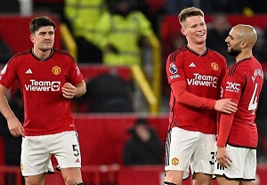 Gelandang Manchester United, Scott McTominay, merayakan gol kedua timnya bersama Sofyan Amrabat dan Harry Maguire pada laga lanjutan Liga Ingris, Man United vs Chelsea, di Old Trafford, Manchester, pada Kamis (7/12/2023) dini hari WIB. Artikel ini berisi jadwal Liga Champions.(AFP/OLI SCARFF)