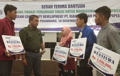   Pembagian beasiswa secara simbolis oleh Direktur CD RAPP, Marzum dengan perwakilan mahasiswa yang berasal dari perguruan tinggi dari Riau.