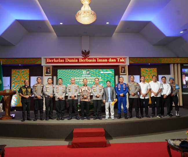 Foto bersama selepas acara Seminar Telaah dan Pengenalan Kebijakan Green Policing di Auditorium Rektorat UIR, Kamis (17/4/2025). 