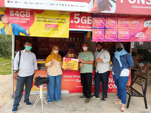 Tim sales Indosaat Ooredoo saat mengunjungi Na