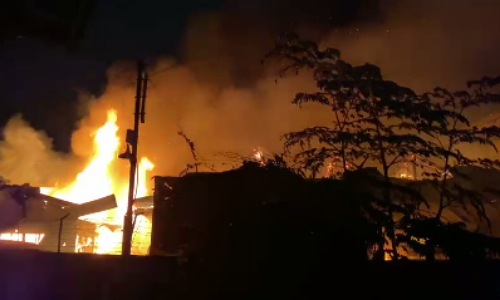Kobaran api saat kantin di komplek Kantor Disdik Riau terbakar.(foto: istimewa)
