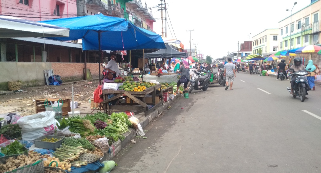 Pedagang tempati Jalan Agus Salim, Pekanbaru. 