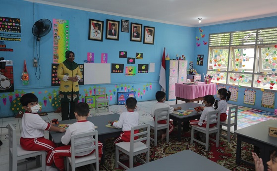 Istri Gubri, Misnarni Syamsuar melakukan sosialisasi terkait Prokes di Paud Pertiwi Kota Pekanbaru.