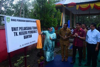 Kasmarni saat membuka tirai peresmian TK Negeri Pembina 2