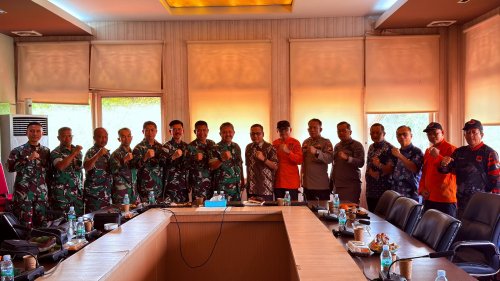Mabes TNI ke Pelalawan bantu tangani karhutla.(foto: andi/halloriau.com)
