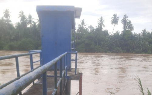 Debit air di Sungai Kuantan, Kabupaten Kuansing meningkat drastis.(foto: ultra/halloriau.com)