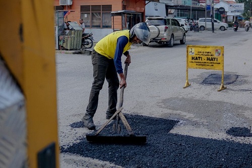 Ilustrasi Pemko Pekanbaru gelontorkan Rp100 miliar untuk perbaikan jalan rusak di 2026 (foto/int)