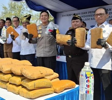 Kepala BNN RI hingga Kapolda Riau menunjukkan barang bukti narkoba di Dumai.