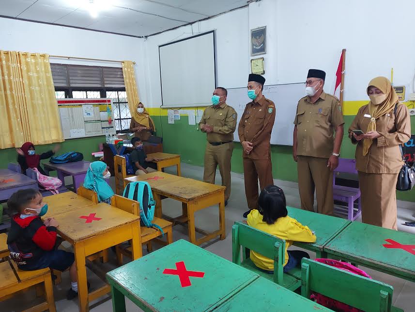 Walikota Dumai H Paisal menininjau pembelajaran tatap muka terbatas di SDN Binaan Khusus Kota Dumai, Selasa (13/7/2021).
