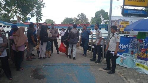 Para pemudik menggunakan Kapal Motor (KM) Jelatik di pelabuhan Sungai Duku untuk bertolak ke Selatpanjang beberapa waktu lalu. (Foto: Tribun Pekanbaru)