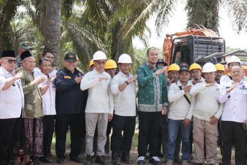 Bupati Inhu, Ade Agus meresmikan PSR 405 hektare di Batang Cenaku (foto/ist)