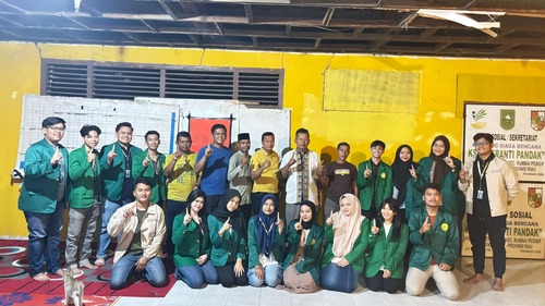 Mahasiswa KKN UMRI mengadakan rapat perdana dengan perangkat Kelurahan Meranti Pandak. (Foto: Istimewa)