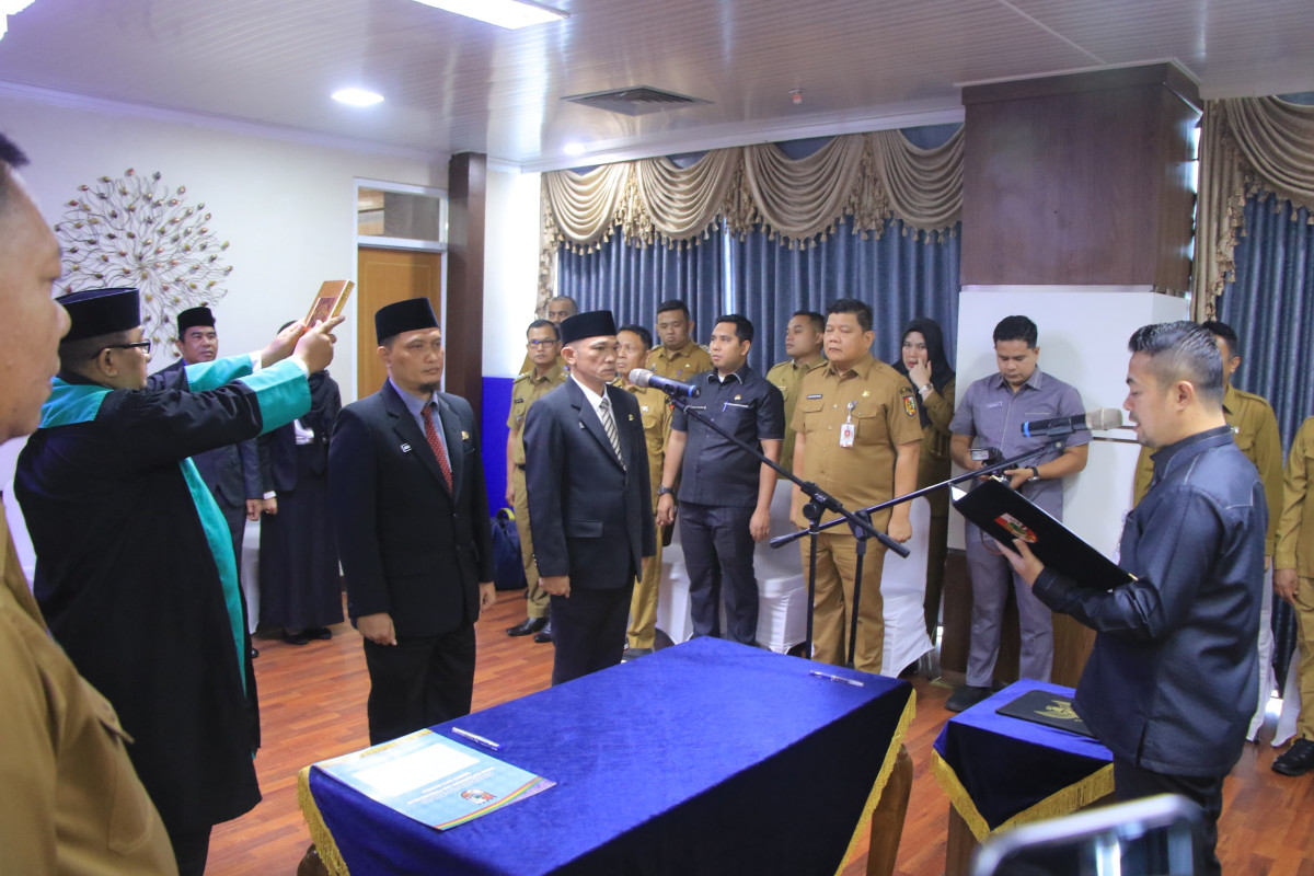 Pj Wako Risnandar Mahiwa melantik enam pejbt Pemko Pekanbaru (foto/int)