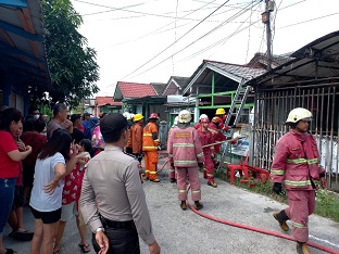 Petugas memadamkan api di kontrakan di Perumahan Jondul Lama (foto/bayu)